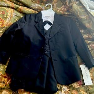 Boys Size8 4 piece tuxedo - brand new never worn.